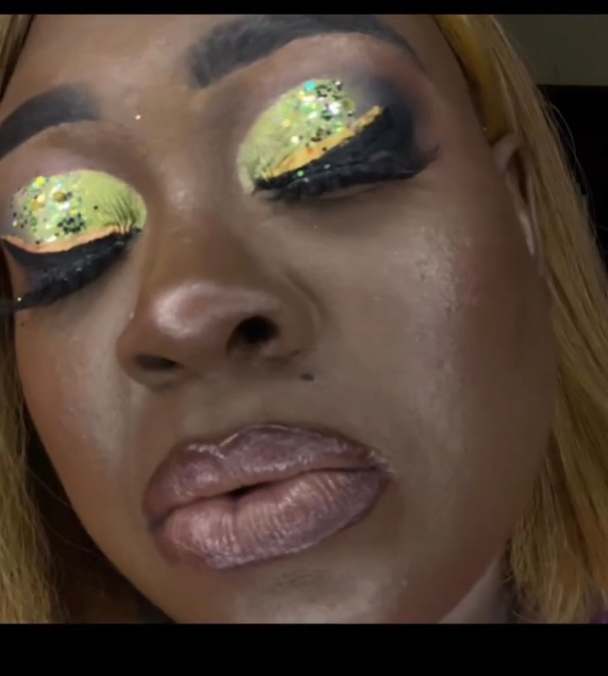 Summer 2026 Glitter Trends: How to Rock Gold Shimmer, Reflective Lids & Candy Colors